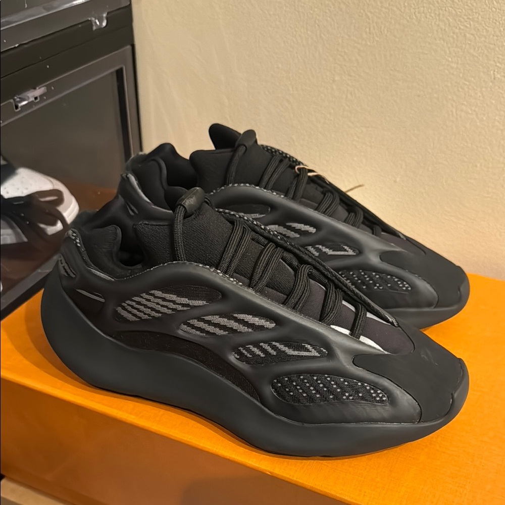 YEEZY 700 V3 'Dark Glow' 6.5 men = 8 women - Picture 2 of 8